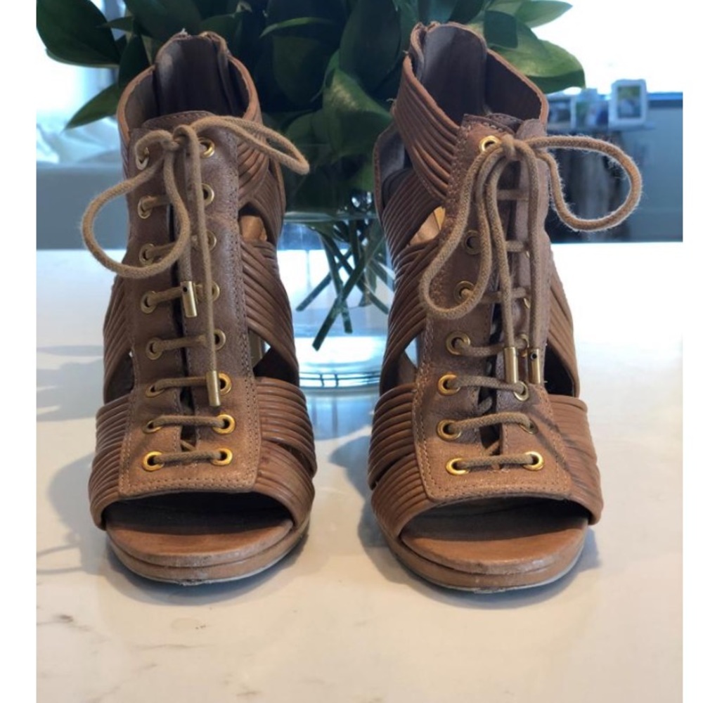 BCBG Lace Up Gladiator Style Sandal Size 7